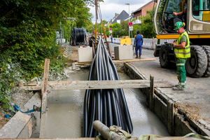  Die einzelnen Schutzrohre werden als komplettes Leitungsbündel in das Bohrloch eingezogen. 