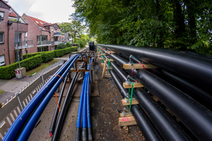  Die Schutzrohre DA 355 wurden zunächst zu längeren Rohrsträngen zusammengeschweißt und bis zur Bündelung mit den anderen Schutzrohren übereinander entlang der Einzugstrasse zwischengelagert. 