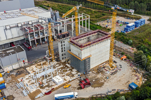  Die Fertigstellung des knapp 30 m hohen Bunkers samt Schaltanlagengebäude, Anlieferhalle und Treppenhaus erfolgten auf einem beengten Baufeld neben der im Betrieb befindlichen Abfallverbrennungsanlage sowie unter Berücksichtigung hoher Dichtigkeitsanforderungen. 