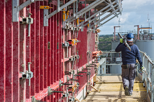  Das Konsolensystem MXK war fester Bestandteil der Wandschalungslösung: einmalig am Boden vormontiert, verblieben die Arbeitsbühnen inklusive Gerüstbelag und Seitenschutz an der Schalung – zur Bildung großflächiger Umsetzeinheiten.  