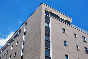  Klinkerfassaden an dem langgestreckten Baukörper an der vielbefahrenen Rheinallee-Seite, der auch aus Lärmschutzgründen eine Lochfenster-Struktur zeigt. 