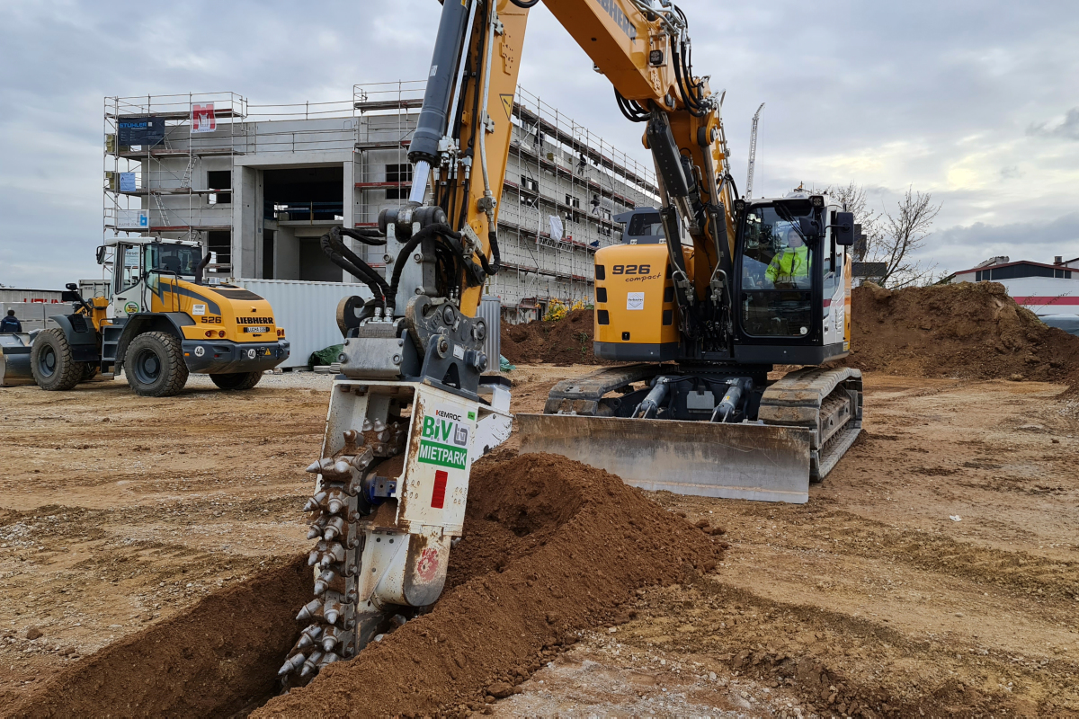 Eine angemietete Kettenfräse Kemroc EK 100_700 war das Schlüsselgerät am firmeneigenen 30-t-Bagger von Verbautec bei einem Leitungsbau-Projekt.