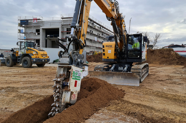 Eine angemietete Kettenfr?se Kemroc EK 100_700 war das Schl?sselger?t am firmeneigenen 30-t-Bagger von Verbautec bei einem Leitungsbau-Projekt.