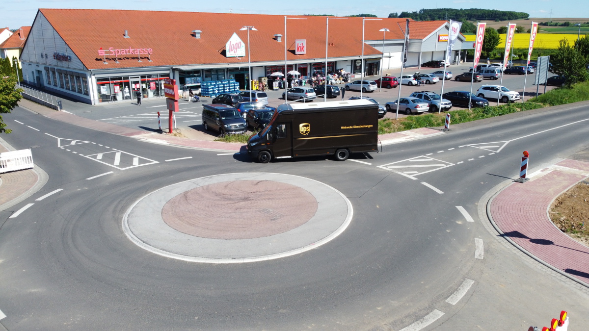 Der Kreisverkehr in Niederdorffelden an der Bischofsheimer Straße hält auch Überfahrungen von schwereren Fahrzeugen stand.