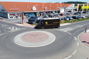  Der Kreisverkehr in Niederdorffelden an der Bischofsheimer Straße hält auch Überfahrungen von schwereren Fahrzeugen stand. 