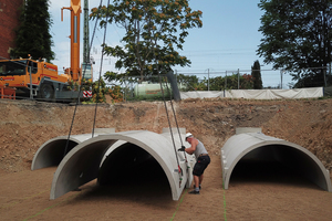  Sickeranlage Nord mit drei Rigolensträngen. Versetzen der Sickertunnel CaviLine direkt auf die vorbereitete Kiesschicht. Durch einen Autokran vom Lieferfahrzeug gehoben und in die Baugrube abgelassen, wurden die Tunnelteile durch Mitarbeiter eines vor Ort tätigen Unternehmens aufgereiht und lose aneinandergefügt. 