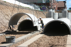  Sickeranlage Süd mit zwei Rigolensträngen. Versetzen des Sickertunnels CaviLine auf die vorbereiteten Streifenfundamente. Laut Herstellerangaben ist das nur erforderlich bei mehr als drei Metern Tiefe, wegen Belastung durch die Überdeckung. Die Tunnelsohle liegt hier bei 3,55 m unter Gelände. 