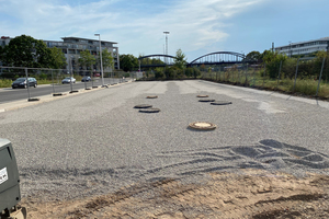  Sickeranlage Süd, nach dem Einbau der unterirdischen Rigolen aus CaviLine-Elementen. Für Sickermulden mit Oberboden und Bewuchs war nicht genügend Platz vorhanden. Nach Angabe der Betreiber wird die komplette Oberfläche als Parkplatz für Kunden, Lieferanten und Mitarbeiter sowie als Zufahrt benötigt. 