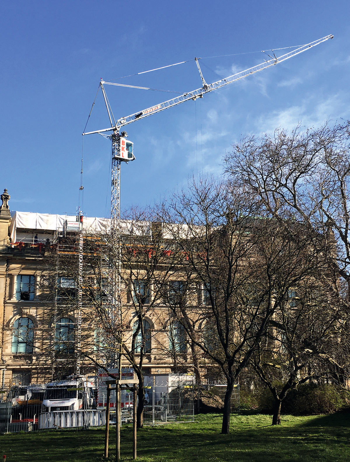 Der MK 88 Plus steht seitlich des Landesmuseums im Garten.