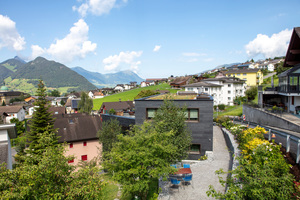  Perfekt in die Landschaft gefügt, genießen die Bauherren dieses Hauses einen großartigen Talblick. 