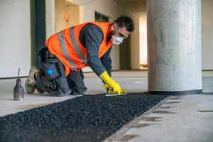  Der Gummigranulat-Terrazzo bildet die Grundlage des Bodenbelags im Atrium des neuen Covestro-Gebäudes. 