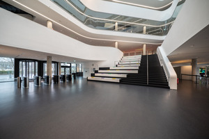  Der dekorative Bodenbelag im Atrium des neuen Campus Bürogebäudes von Covestro besteht aus einem Polyurethan-gebundenen Gummigranulat-Terrazzo und einer wässrigen 2K-Fußbodenbeschichtung auf Basis von Polyurethan-Rohstoffen des Unternehmens. 