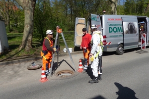  Einstieg für die Sanierungskolonne: Die Abwasserschächte in der Beethovenstraße in Hagen befinden sich mitten auf der Straße. Dieser Umstand erforderte eine durchdachte Verkehrssicherung. 