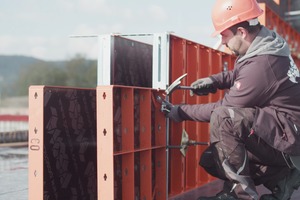  Ausgleichselemente und Bolzen verbinden die NeoR mit der Universalschalung Raster/GE. 