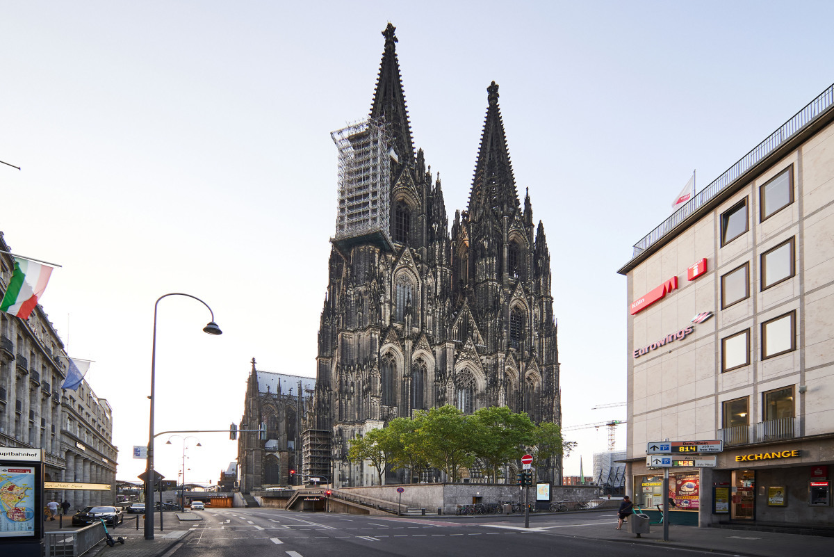 Im Kölner Dom wurde im Sommer 2020 der undichte Boden des 75-Meter-Plateaus im Südturm erneuert.