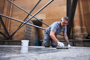  Mit der zweikomponentigen Frankopox BT-Grundierung, gemischt mit Quarzsand, glichen die Handwerker zunächst die Unebenheiten im Gussasphalt aus. 