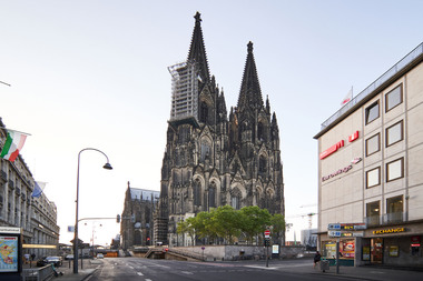 Im K?lner Dom wurde im Sommer 2020 der undichte Boden des 75-Meter-Plateaus im S?dturm erneuert.