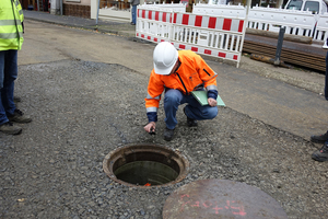  Alexander Schlein kontrolliert den Einbau des Tangentialschachtes. 