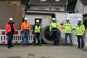  Mit dem Ablauf der Sanierungsarbeiten sehr zufrieden zeigen sich Rüdiger Göbel, Gebr. Fasel Betonwerk GmbH, Alexander Schlein und Marc Topiarz, beide Gemeindewerke Eitorf, Torsten Friedrich, Heinrich Weber Straßen- und Tiefbau GmbH &amp; Co. KG sowie Sebastian Irle und Arnulf Wagener, beide Ingenieurbüro Osterhammel, (v.l.n.r.). 