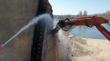 Eine Querschneidkopffr?se an der Main-Staustufe Viereth. Im Zuge der Modernisierung erhielten die Betonpfeiler eine neue Formgebung.