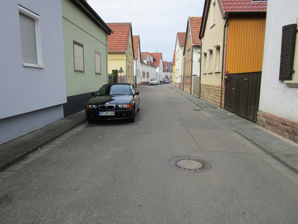 Vorher: Die Goldböhlstraße gab vor der Sanierung kein schönes Bild ab: ein rissiger Asphaltbelag und viel zu wenig Raum für Fußgänger.