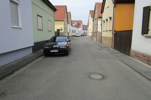  Vorher: Die Goldböhlstraße gab vor der Sanierung kein schönes Bild ab: ein rissiger Asphaltbelag und viel zu wenig Raum für Fußgänger. 