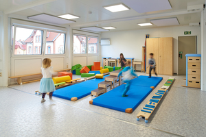  Ausgestattet mit LED-Beleuchtung und Akustiksegeln bietet die Kindertagesstätte viel Platz zum Spielen und Toben. 