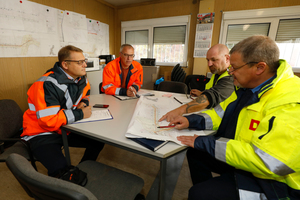  Der regelmäßige, konstruktive Austausch zwischen den Beteiligten ist für das Gelingen der Kanalbaumaßnahme in der Bonner Weststadt wichtig (v.l.n.r.): Güteschutz-Prüfingenieur Marc Mielke, Bauleiter des Tiefbauamtes der Bundesstadt Bonn Wolfgang Frömbgen, 