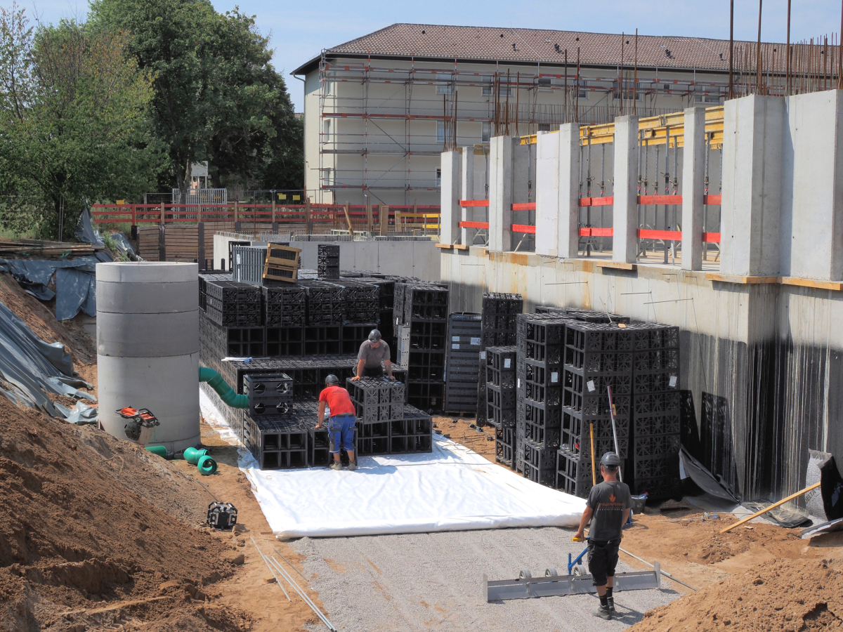 Der Einbau der Versickerungsanlage war recht einfach zu bewerk-stelligen, da bereits beim Aushub für das Kellergeschoss der zu-sätzliche Bauraum für die Rigolen ausgehoben wurde.