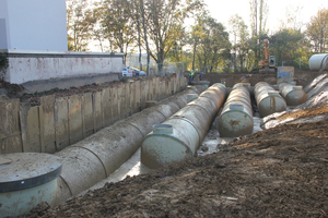  Die engen Platzverhältnisse auf der Baustelle wurden in der Mülheimer Papenbuschstraße optimal ausgenutzt: Die Anordnung der Amiblu GFK-Rohrstränge als Stauraumkanal erinnert an eine Harfe. 