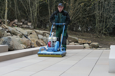 VPR-Rollenr?ttler: Schneller und sicherer Einbau von Natursteinplatten.