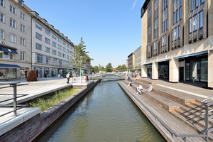  Das Nordbecken mit seinen Holzdecks, die als Lauf- und Sitzfläche dienen. 