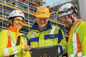  Beim Bau der neuen Acetylenanlage setzen die Projektverantwortlichen auf zukunftsweisende Planungs-, Koordinations- und Ausführungs-verfahren. Von links nach rechts: Anita Rösch, Projektmanagerin Peri, Matthias Geyer, Projektmanager BASF, und Gerhard Hawemann, Geschäftsführer Promaintain. 