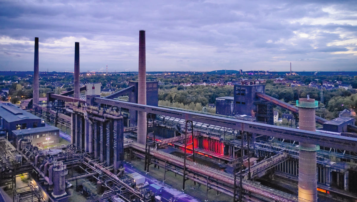 Mit seinen imposanten Schornsteinen ist das UNESCO-Welterbe Zollverein Wahrzeichen der Stadt Essen.