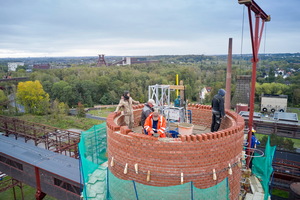  Schicht für Schicht wird der Schornstein S4 mit den Radialklinkern von Wienerberger aufgemauert. 