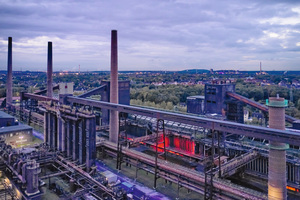  Mit seinen imposanten Schornsteinen ist das UNESCO-Welterbe Zollverein Wahrzeichen der Stadt Essen. 