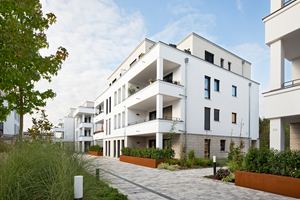  Zwischen den Mehrfamilienhäusern aus Ziegelmauerwerk befindet sich eine Grünfläche. Während die unteren Etagen loggienartige Balkone erhalten, verfügt das Penthaus über eine Dachterrasse. 