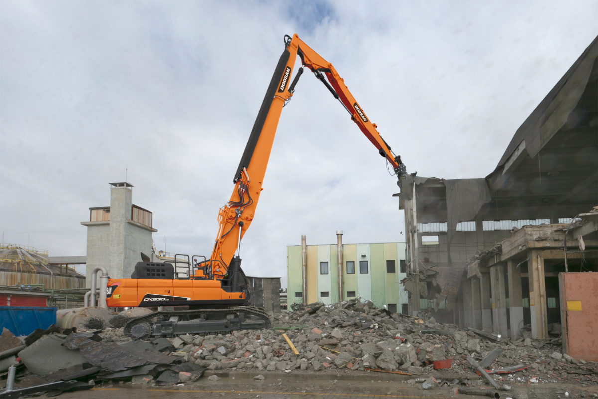 Doosan hat mit der Einführung des DX530DM das Angebotsspektrum an Abbruchbaggern mit hoher Reichweite erweitert.