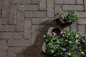  Mit vier ausdrucksstarken Farben passt Penter Aquata zu fast jeder Fläche – hier eine Terrasse in modernem Anthrazit. 