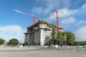  Der etwa 40 m hohe Turm mit einer Grundfläche von 75 x 75 m wird um rund weitere 20 m erhöht.   