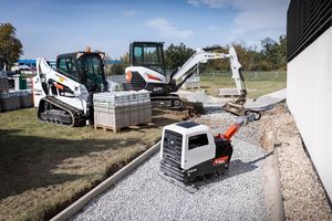  Maschinen für leichte Verdichtungsarbeiten kommen unter anderem im Bauwesen, im Straßenbau sowie im Garten- und Landschaftsbau zum Einsatz. 