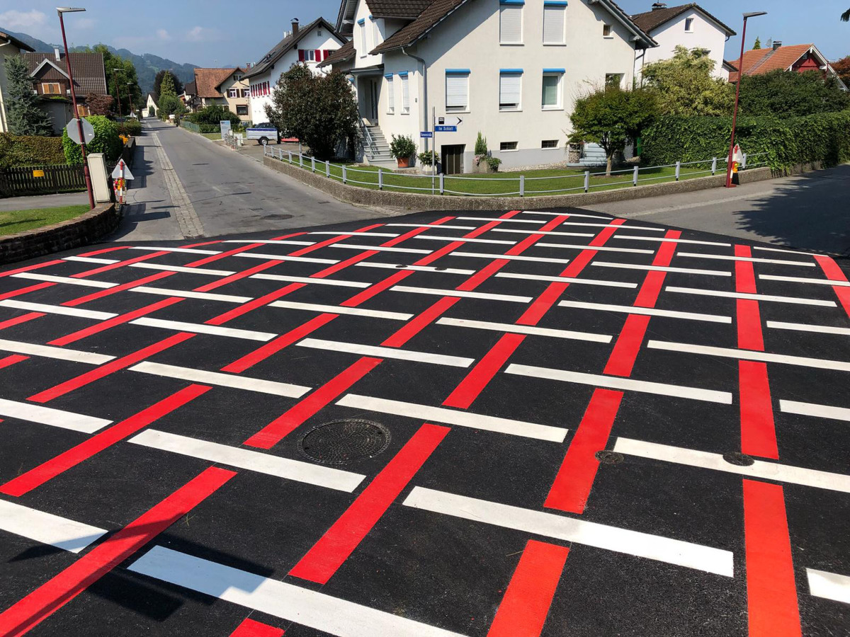 Ein rautenförmiges Muster zeigt Verkehrsteilnehmern an, dass an dieser Kreuzung Vorsicht geboten ist. Im Auftrag der Gemeinde hatte Mark Töscher von Strich-Punkt Straßenmarkierungen die Fläche mit der Preco Cryl Rollplastik 2 K in eine sichere Verkehrszon