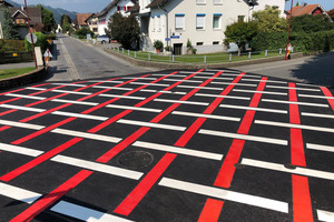  Ein rautenförmiges Muster zeigt Verkehrsteilnehmern an, dass an dieser Kreuzung Vorsicht geboten ist. Im Auftrag der Gemeinde hatte Mark Töscher von Strich-Punkt Straßenmarkierungen die Fläche mit der Preco Cryl Rollplastik 2 K in eine sichere Verkehrszon 