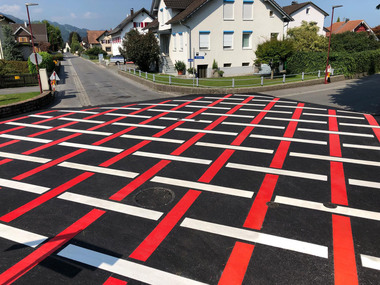 Ein rautenf?rmiges Muster zeigt Verkehrsteilnehmern an, dass an dieser Kreuzung Vorsicht geboten ist. Im Auftrag der Gemeinde hatte Mark T?scher von Strich-Punkt Stra?enmarkierungen die Fl?che mit der Preco Cryl Rollplastik 2 K in eine sichere Verkehrszon