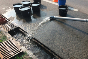  Untersuchungsprogramm liefert reale Ergebnisse: Durchlässigkeitsmessung des Rinnenfilters durch die Beaufschlagung mit Wasser. 