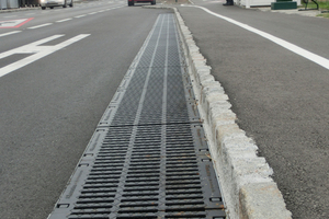  Drainfix Clean Rinnen sammeln und reinigen Oberflächenwasser an einer vielbefahrenen Straße in Laxenburg bei Wien. 