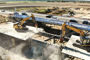  Bückert Bau beim Abriss der Überbauverbundplatte der Autobahnbrücke an der der A10 bei Berlin. 