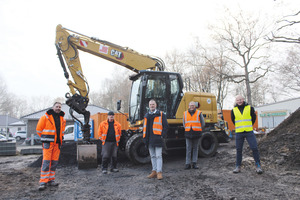  Geschäftsführer Kay Stolte (Mitte) mit den Kollegen auf der Baustelle, Dirk Neuhaus (links), Meister, und Helmut Lyko (Zweiter von links), Baggerfahrer, Hans-Jörg Offermann (Zweiter von rechts), Zeppelin Gebietsverkaufsleiter, und Marc Patalong (rechts), Zeppelin Produktmanager.   