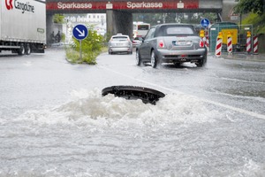  Starkregen kann zu Überschwemmungen führen, wenn die Kanali-sation die Wassermenge nicht bewältigen kann. 