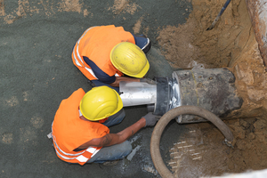  Die Eiprofil-Bestandsleitung aus Beton wurde auf der Rohrinnenwandung zunächst mit Spezialgleitmittel bestrichen, bevor der BI-Adapter Eiprofil mit dem Spreizkeil nach oben eingesetzt wurde. 